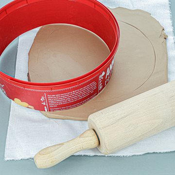 Förbered form och kavla lera